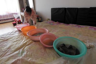 满洲里楼上漏水，住户失联，小区没物管，业主维权难！律师来支招……